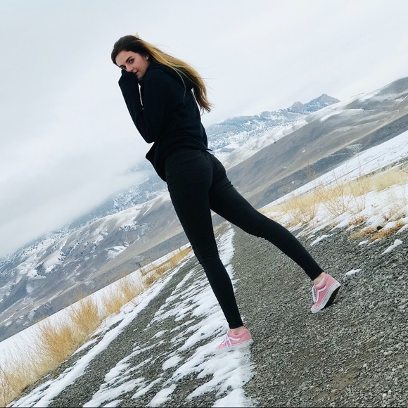 Kelly’s Closet💕 - Picture 2 of 5